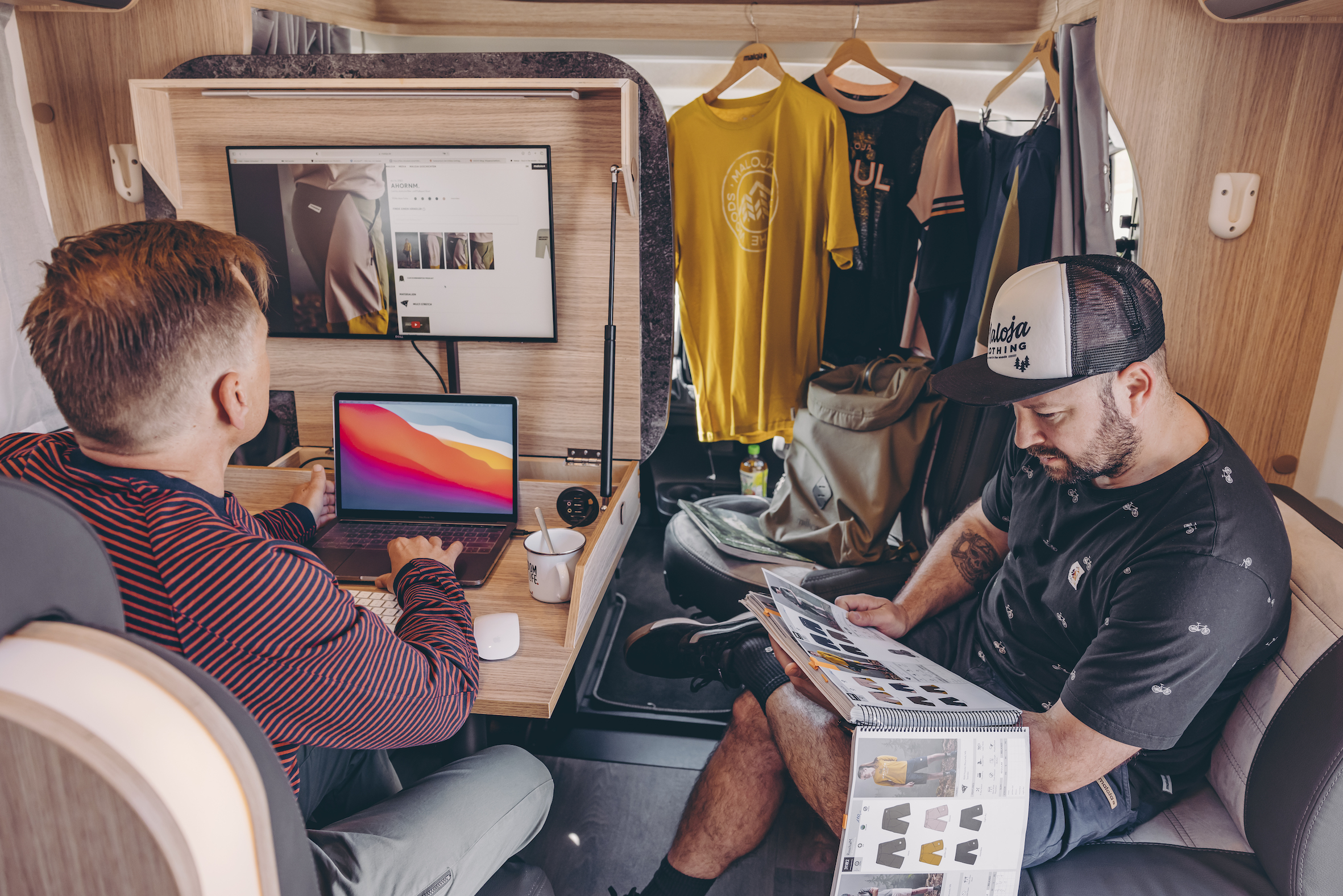 Ralph Neumann, Sales Rep Maloja (links) und Andre Fiala, Zweirad-Stadl testen das SUNLIGHT Home Office on Wheels Konzept für ihren Order-Termin. Foto: SUNLIGHT