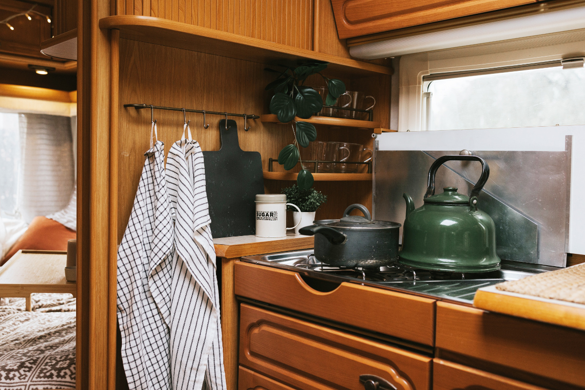 Die wichtigsten Haushaltsartikel im Camper und wie du sie verstauen kannst