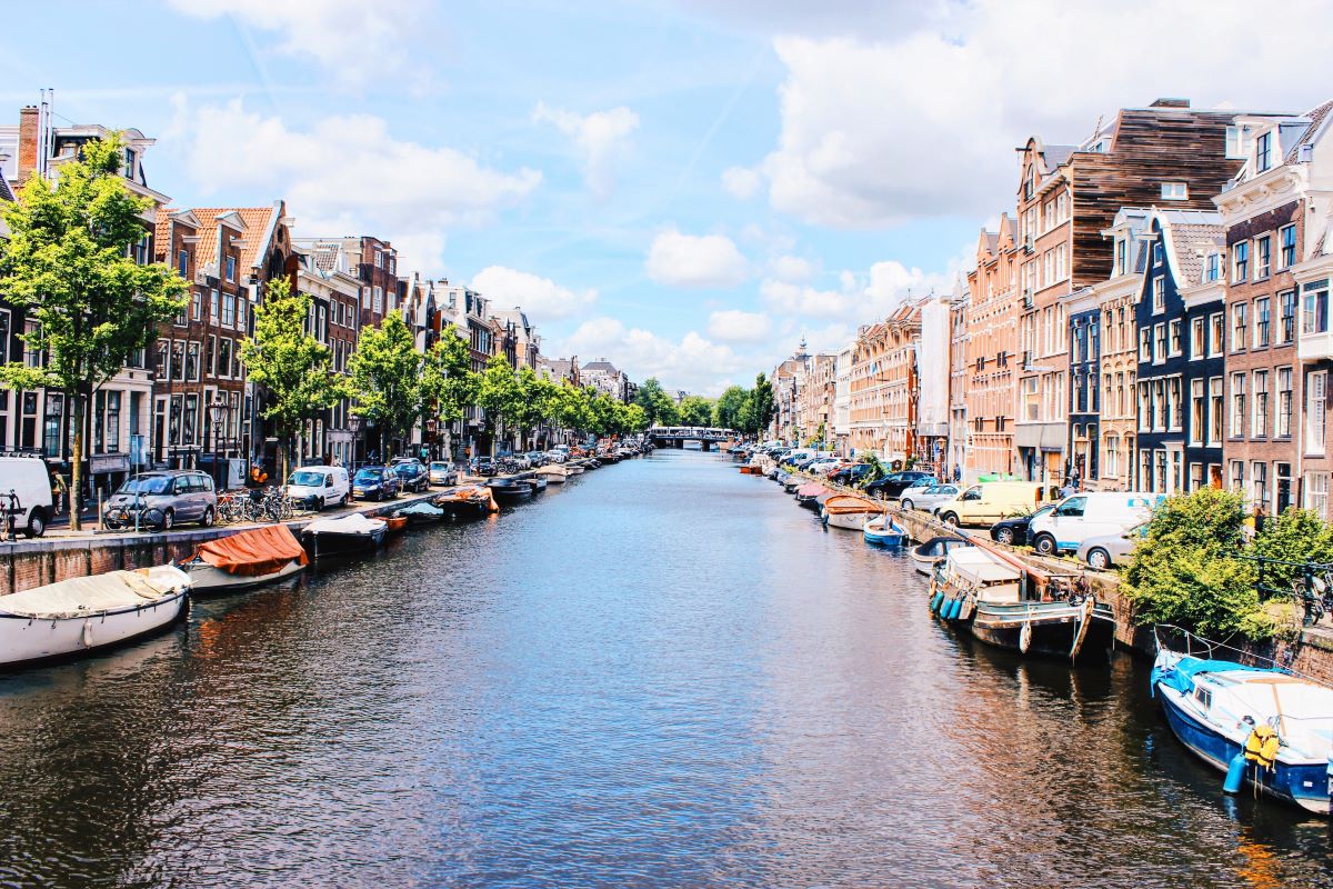 Mit dem Camper nach Amsterdam: die Stadt vom Wasser aus entdecken